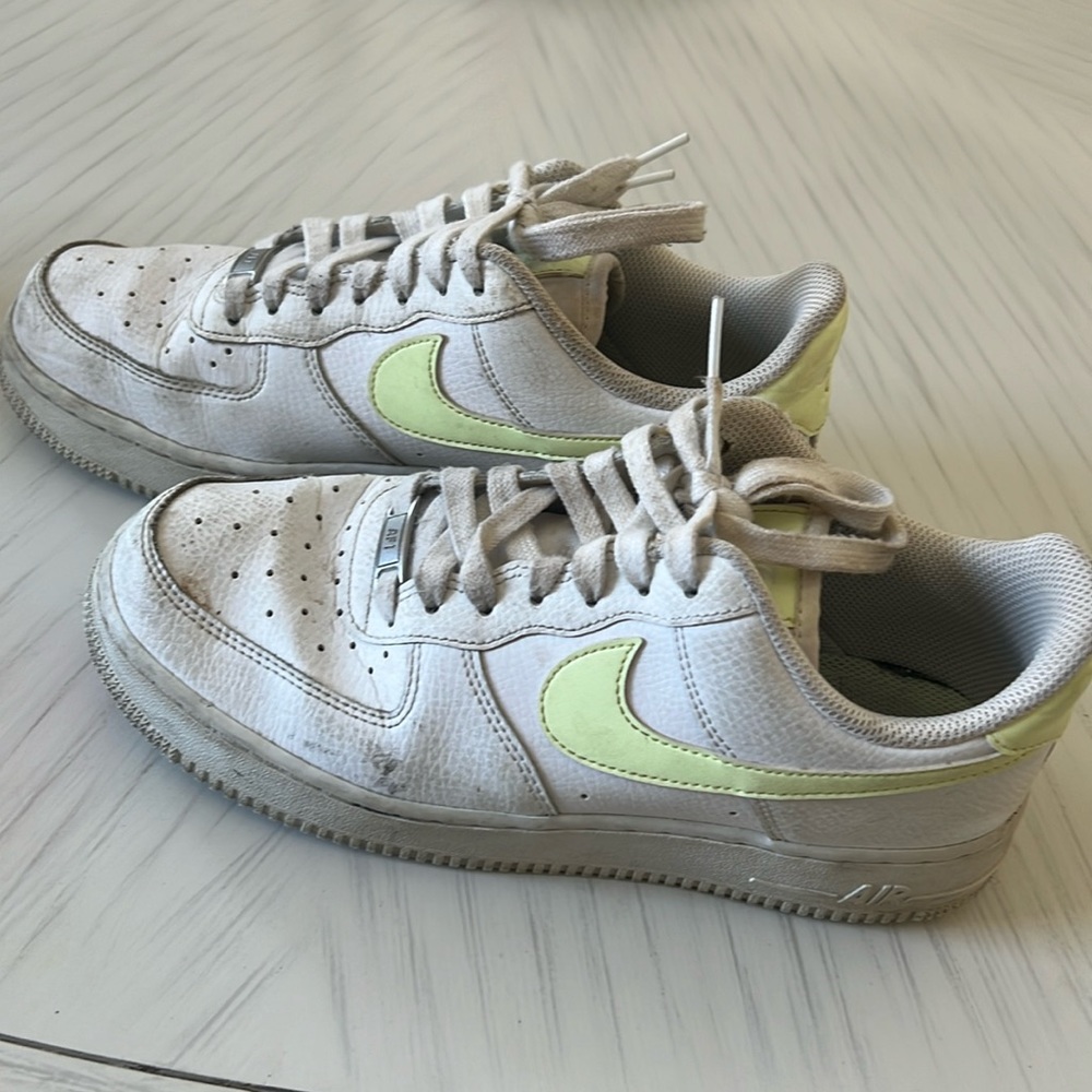 Nike Air Force 1 - white with pale yellow - Size 8.5 / Euro 40